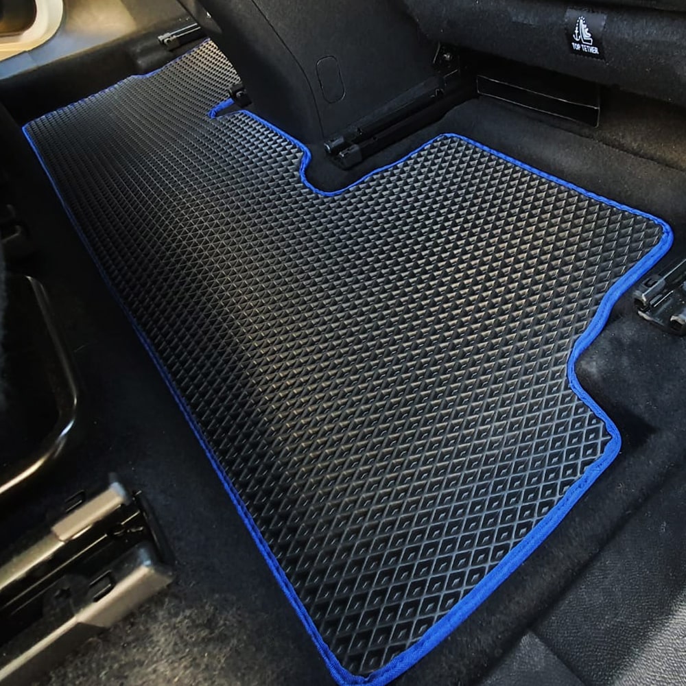שטיח אחורי לרכב פיג'ו 3008 בצבע שחור ומסגרת כחולה