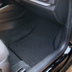 שטיחי רכב אאודי A3 בצבע שחור עם מסגרת שחורה