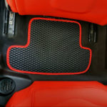 שטיחי רכב אאודי A5 בצבע שחור ומסגרת אדומה