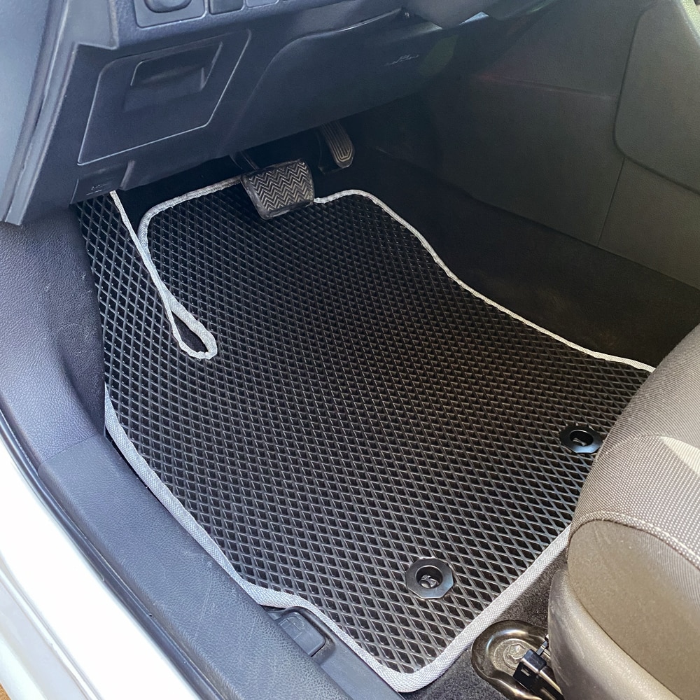 שטיח לנהג לרכב טויוטה אוריס שנים 2019-2013 צורת הרכב האצ'בק