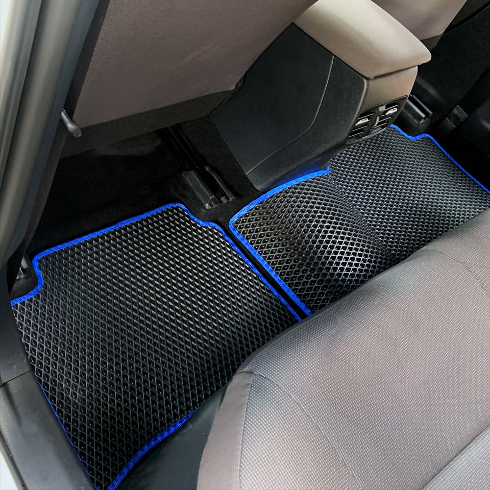 שטיחים אחוריים לרכב טויוטה קורולה סדאן בצבע שחור ומסגרת כחולה