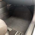 שטיח קידמי לרכב טויוטה קורולה צורת הרכב סטיישן בצבע שחור