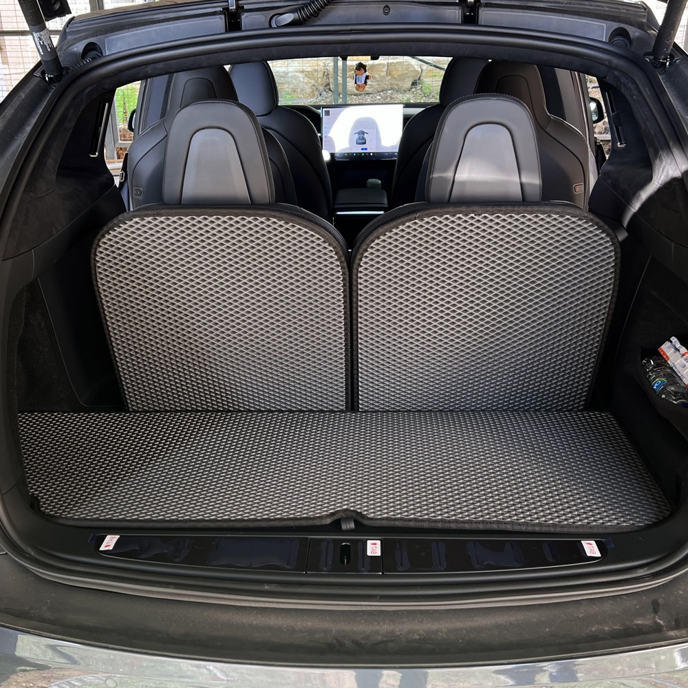 שטיח לתא מטען הרכב טסלה דגם X בעל 6 מקומות ישיבה כאשר שורה שלישית בשימוש