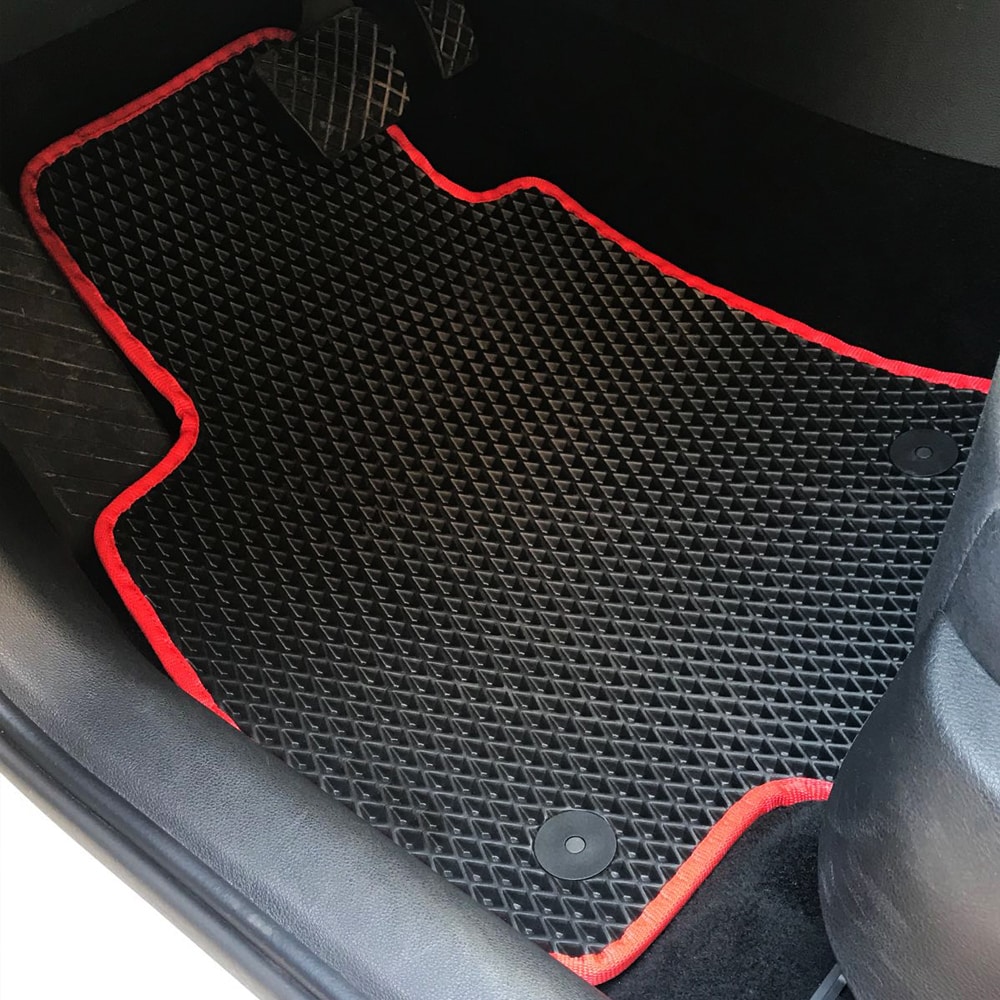 שטיח קידמי לרכב סקודה אוקטביה סטיישן שנים 2019-2013 בצבע שחור ומסגרת אדומה