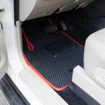 שטיח שחור ומסגרת אדומה לרכב מיצובישי פאג'רו