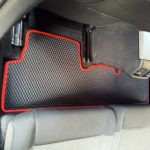 סט שטיחים אחורי לרכב בצבע שחור עם מסגרת אדומה