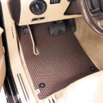 שטיח מושב נהג בצבע חום עם מסגרת בז'