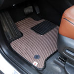 שטיחי רכב שברולט טראוורס בצבע חום ומסגרת שחורה