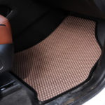 שטיח קידמי בצבע חום לרכב שברולט טראוורס בעל 8 מקומות