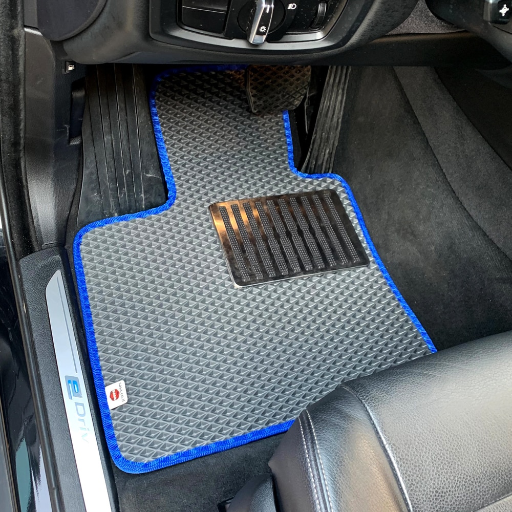 שטיחים לרכב ב.מ.וו X5 בצבע אפור ומסגרת כחולה