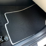 שטיחון לרכב יונדאי טוסון בצבע שחור ומסגרת אפורה