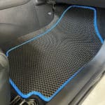 שטיח לנוסע בצבע שחור ומסגרת כחולה לרכב חשמלי SERES 3 EV
