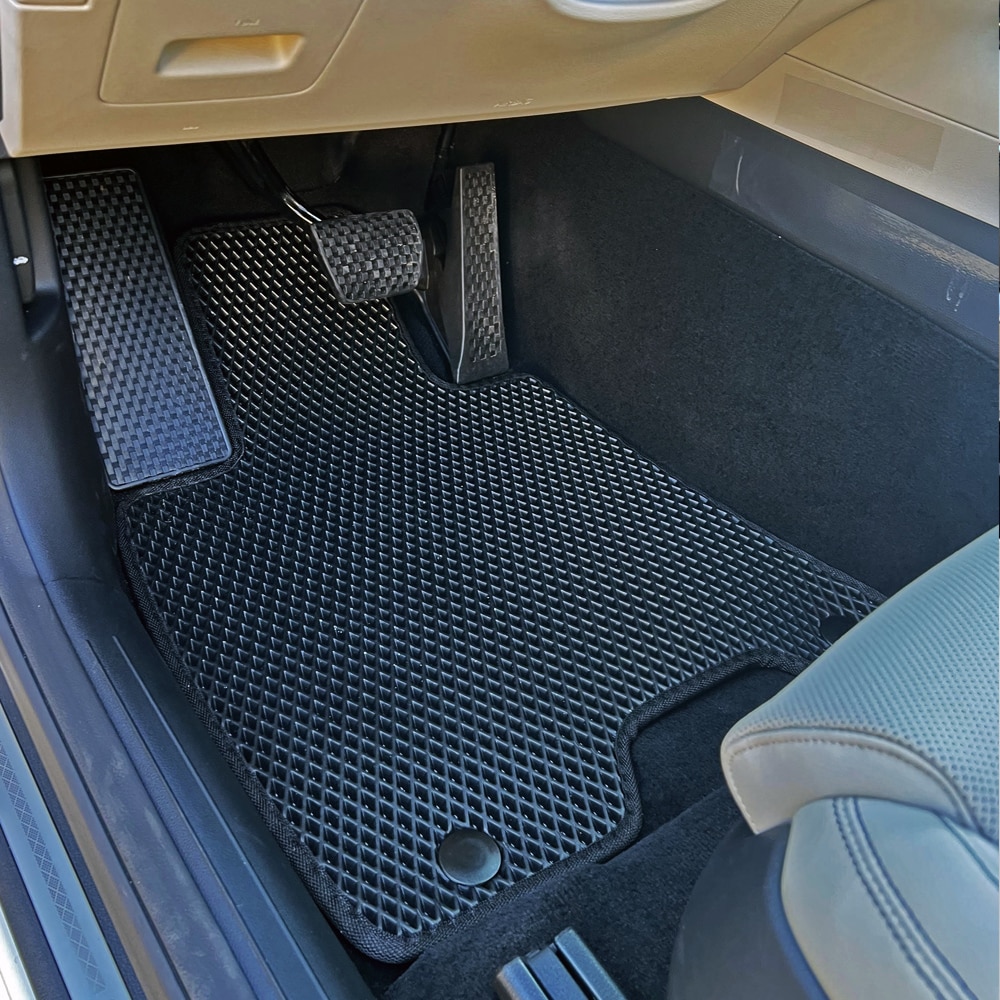 שטיחי רכב ג'נסיס GV70 בהתאמה לדגם הרכב | שטיחים עמידים למים ולכלוך