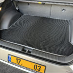 שטיח לתא מטען הרכב HYUNDAI IONIQ 5 בצבע שחור ומסגרת אפורה