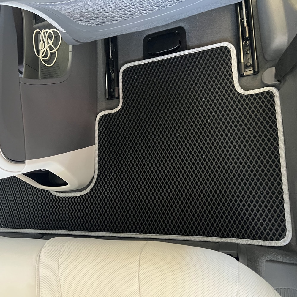 שטיח אחורי לרכב HYUNDAI IONIQ 5 בצבע שחור ומסגרת אפורה
