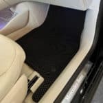 שטיח שחור לרכב MERCEDES EQE בהתאמה לדגם הרכב