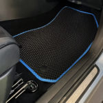 שטיחון לרכב GEELY GEOMETRY C בצבע שחור ומסגרת כחולה