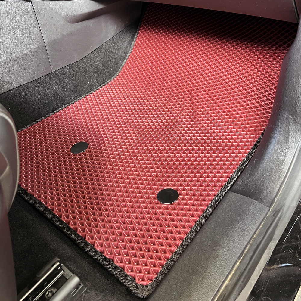 שטיח בצבע בורדו מותאם לדגם הרכב MAXUS EUNIQ 5 בעל 6 מקומות