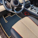 שטיחים לרכב BYD ATTO 3 בצבע כחול כהה ומסגרת צבע בז'