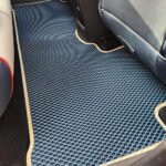 שטיחונים לרכב BYD ATTO 3 בצבע כחול כהה ומסגרת צבע בז'
