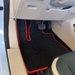 שטיח קידמי לרכב ORA 03 FUNKY CAT בצבע שחור ומסגרת אדומה