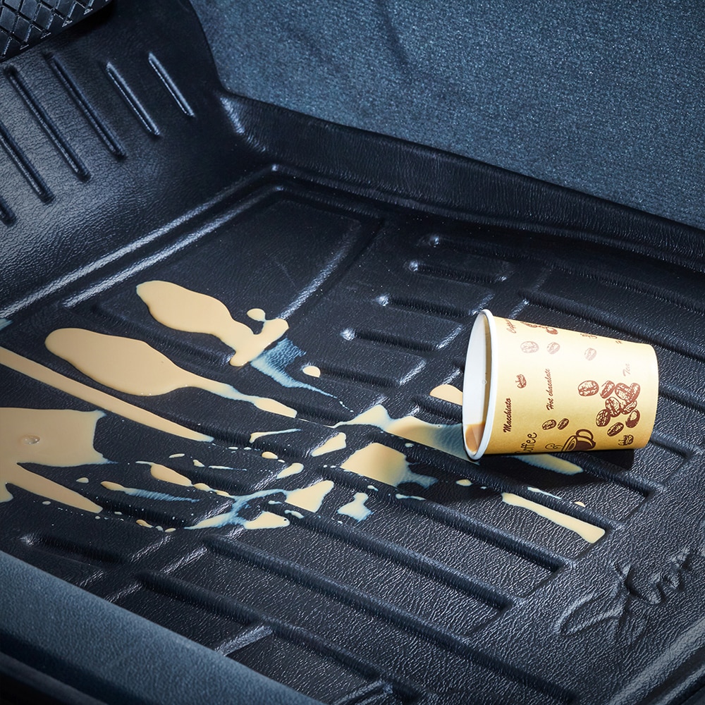 קפה נשפך על שטיח לרכב
