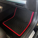 שטיח קידמי לרכב XPENG P7 מסגרת בצבע אדומה
